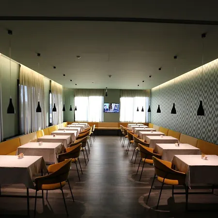 Rona Motel 4*